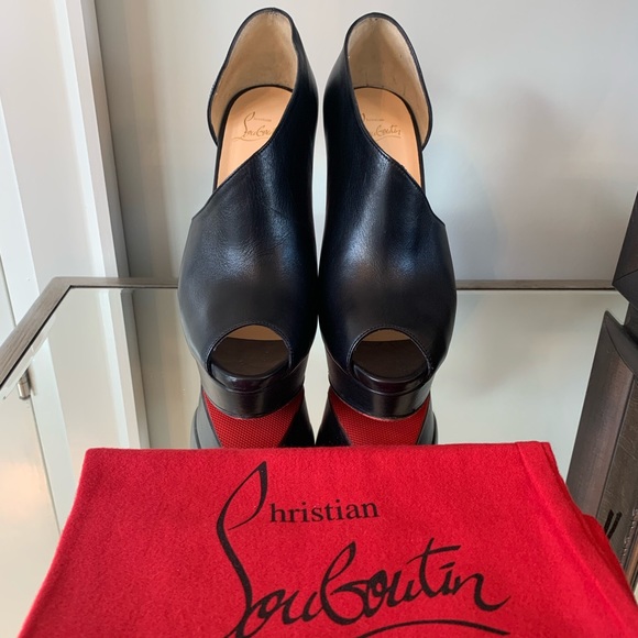 Authentic Christian Louboutain Vertia Asymmetric Black Bootie Size 39.5 - Picture 1 of 10